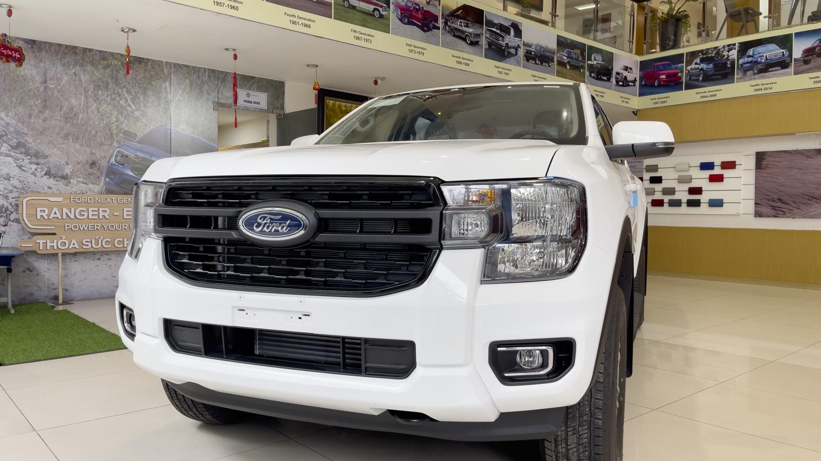 Ford Ranger XLS AT - Chương trình bán hàng ưu đãi đặc biệt