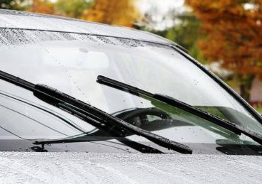 Khi nào cần thay lưỡi gạt mưa trên ô tô?